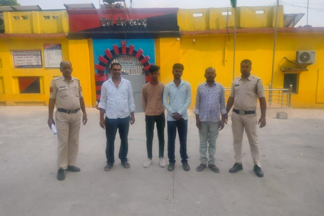 अनैतिक कार्य में लिप्त लोगों के साथ लाज संचालक गिरफ्तार 