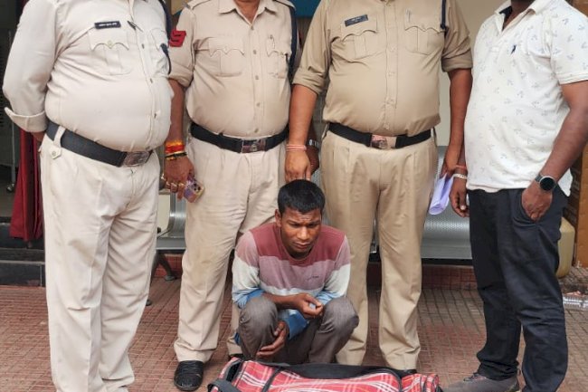 आठ किलो गांजा के साथ तस्कर गिरफ्तार