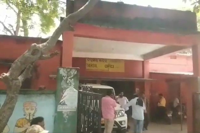 आदिवासियों की जमीन पर अवैध कब्जा की कोशिश 