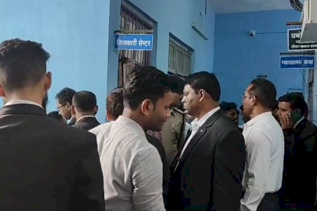 एसडीएम के बाबू पर भड़के वकील कार्यवाही की मांग पर अडे़ 