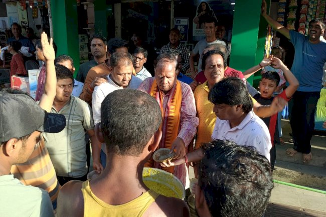 माँ कालरात्रि सेवा समिति की ओर से जगन्नाथ भक्तो को खिचड़ी वितरण किया गया 