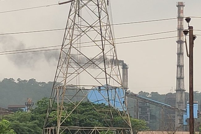 कारखाने से निकलता बिषैला धूआँ से परेशान ग्रामीण 