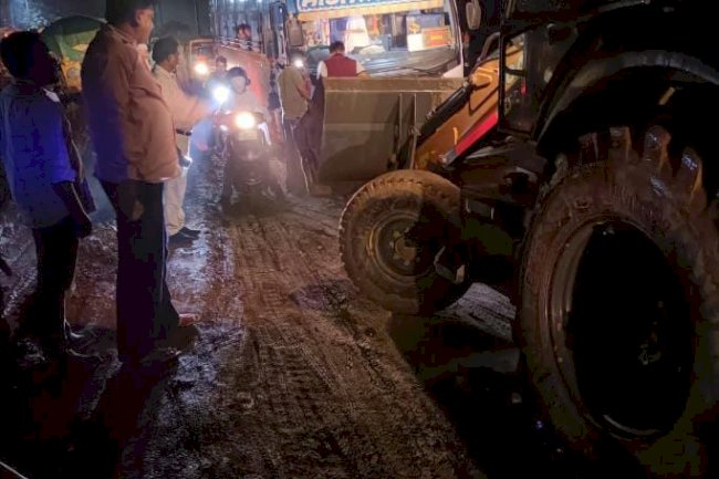 गड्ढे और कीचड़ से पटा कुकडा़ गेट के निकट का सड़क 