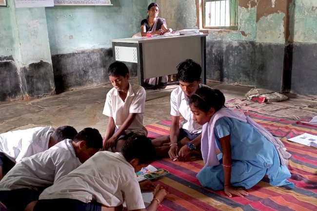 विद्यालय में खतरनाक परिस्थिति में पढ़ रहे है छात्र 