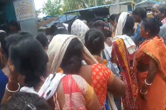 अवैद्य वसूली करने वाले ग्राहक सेवा केंद्र संचालकों पर कार्यवाही की मांग 