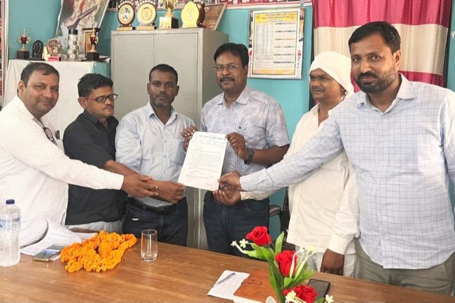 सेवा पुस्तिका अद्यतन के लिए शिक्षकों ने खंड़ शिक्षाधिकारी को सौंपा ज्ञापन