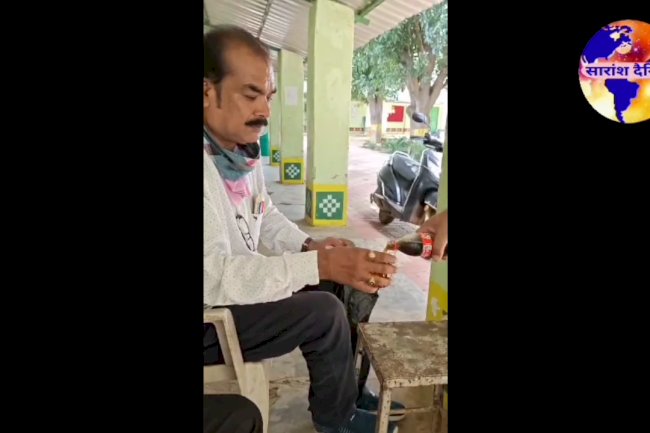 ड्यूटी के दौरान स्कूल के कलर्क ने स्कूल में पी शराब 