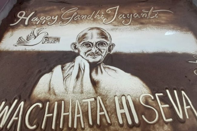 गांधी जयंती पर बालु की आकृति बना आकर्षक का केंद्र 