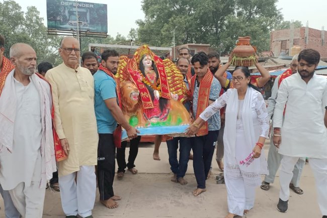 दिल्ली से विसर्जन के लिए अयोध्या पहुंची माता की प्रतिमा
