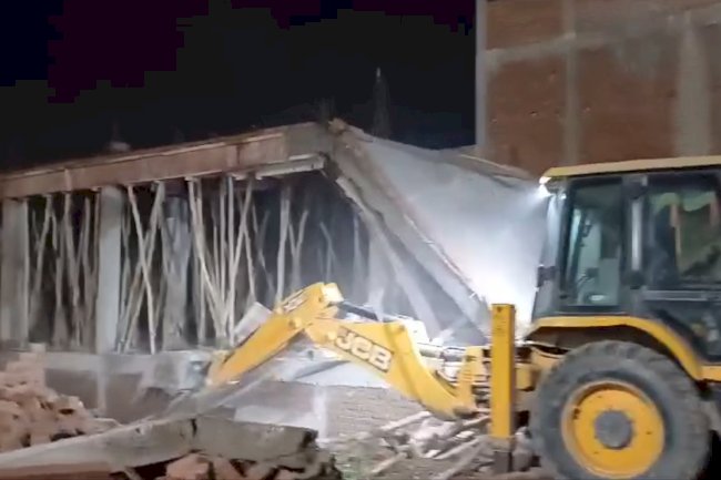 प्रशासन पर लगा नोटिस दिए बिना घर तोड़ने का आरोप 