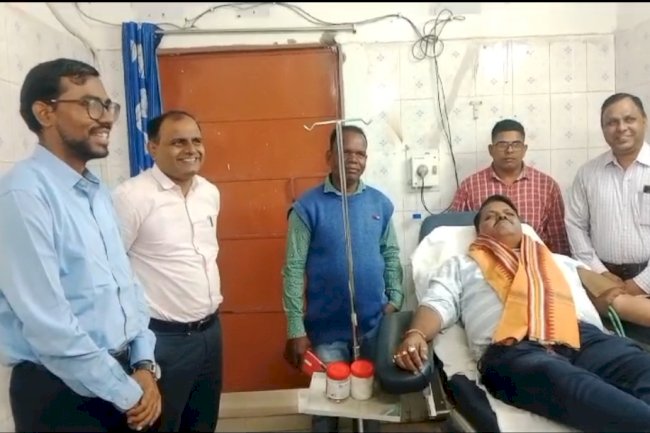 शिक्षक ने किया 72वां रक्तदान