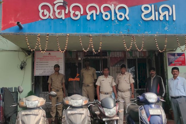 चोरी के चार दुपहिया के साथ अभियुक्त गिरफ्तार 