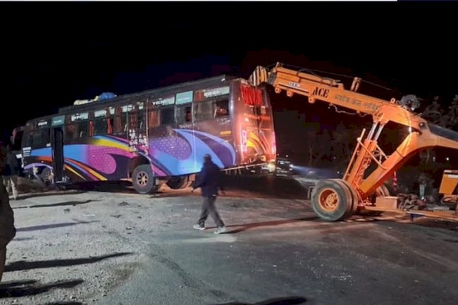 महाकुंभ जा रहे यात्रीयों की सड़क दुर्घटना में दर्दनाक मौत