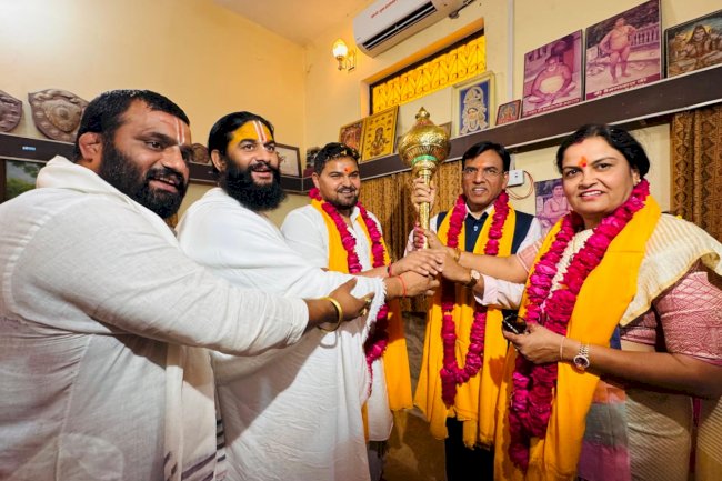 केंद्रीय मंत्री मनसुख मांडविया ने हनुमानगढ़ी में दर्शन किए
