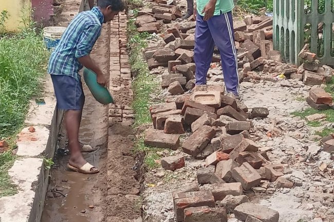पुरानी रद्दी ईंटों से किया जा रहा है नाली का नवीनीकरण 