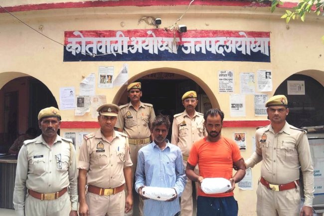 दो किलो दो सौ ग्राम प्रतिबंधित गांजा के साथ दो गिरफ्तार 