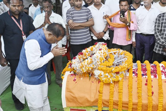 मुख्यमंत्री ने शहीद एएसपी को उनके आवास पहुँच दी श्रद्धांजलि 