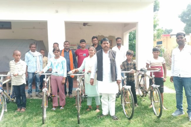 समाजसेवी संस्था द्वारा साइकिल वितरण कार्यक्रम 