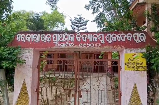 अभिभावक ने शिक्षक को निर्दोष बताया 