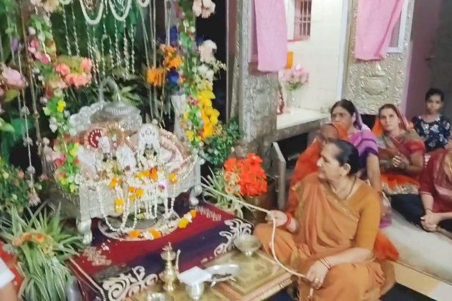 धूमधाम से मनाया गया सावन झूला उत्सव 