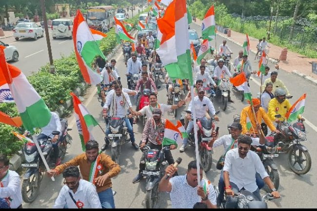 पत्रकारो ने निकाली 14 किलोमीटर लंबी तिरंगा शोभायात्रा 