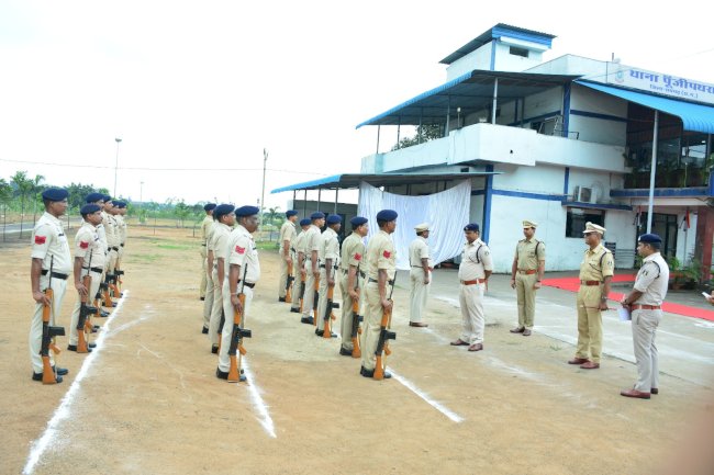 थाना आने वाले पीड़ित से सकारात्मक व्यवहार करें- एसपी दिव्यांग पटेल