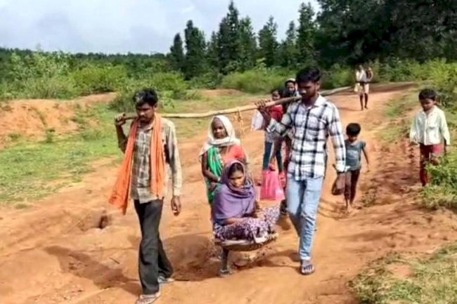मंत्री के क्षेत्र में प्रसूता को झलगी पर ढोया गया विकास के दावे धराशायी