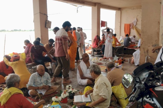 भरत कुंड में पिंडदान करने पहुंचे देश विदेश से लोग