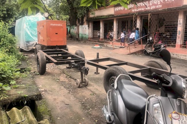 स्कूल परिसर में बडी जेनरेटर रखे जाने से बच्चों को खतरा 