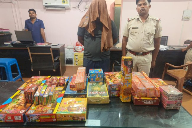 अवैध पटाका व्यवसायी पर पुलिस की कार्यवाही 