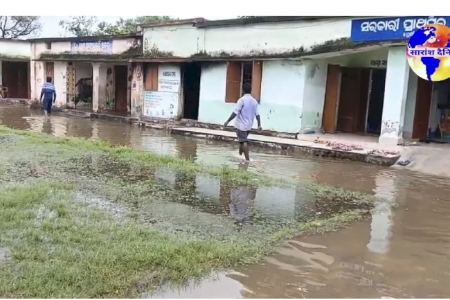 स्कूल परिसर में हर साल भर जाता है बारिश का पानी