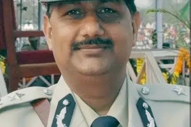 आइपीएस अधिकारीयों ने गोद लिए थाने