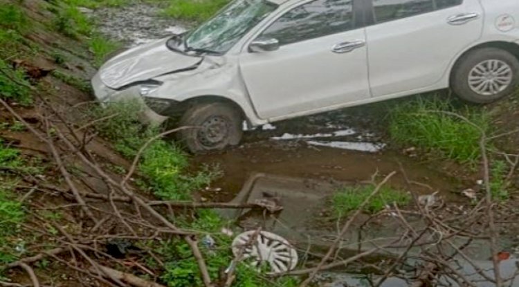 अनियन्त्रित कार ने तीन को किया घायल