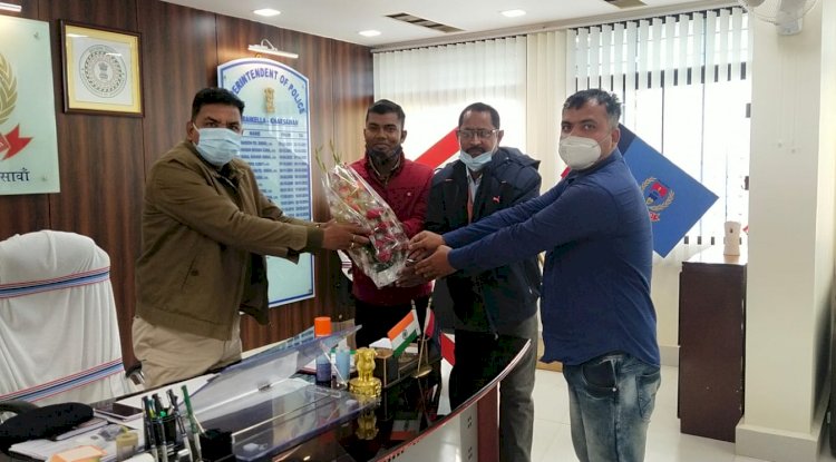 पुलिसकर्मीयो ने अपनी समस्याओं को लेकर अधिक्षक से की मुलाकात 