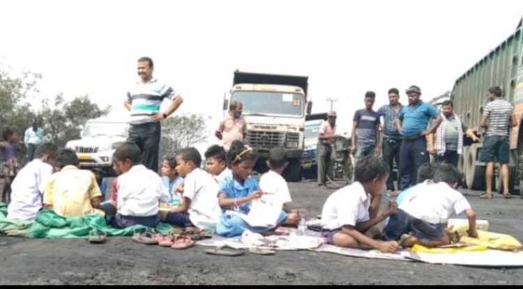 विद्यार्थीयो ने मांग पूरी करने के लिए सड़क पर कक्षा लगाई 