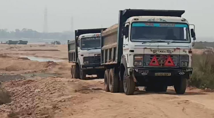 अवैद्य तरीके से बालू ढुलाई का मामला बना चर्चा का विषय 