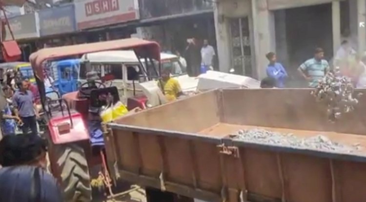 सड़क पर अचानक बिखरने लगी गिट्टी बाल बाल बची गर्भवती 