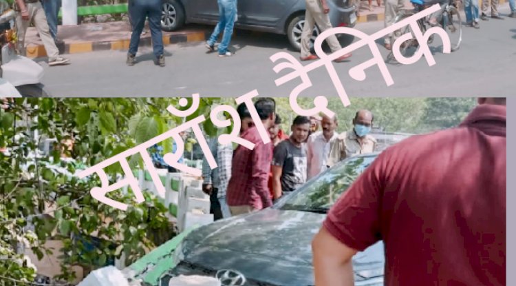 फ्लाईओवर की घेरे से टकराई कार 