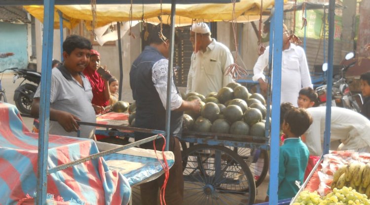 पिता की याद में तरबूज वितरण 