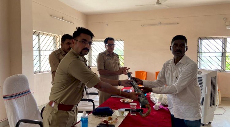 दो पुलिस कर्मियों को दी गई विदाई 