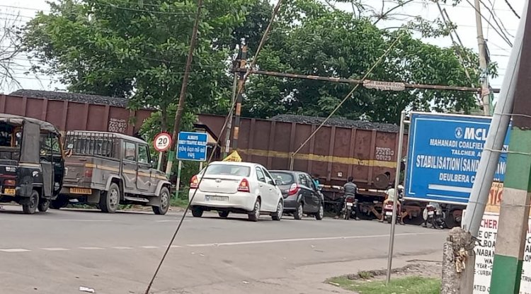 डेढ़ घंटे तक बंद रही फाटक सड़क पर वाहनों की लंबी कतार लगी रही