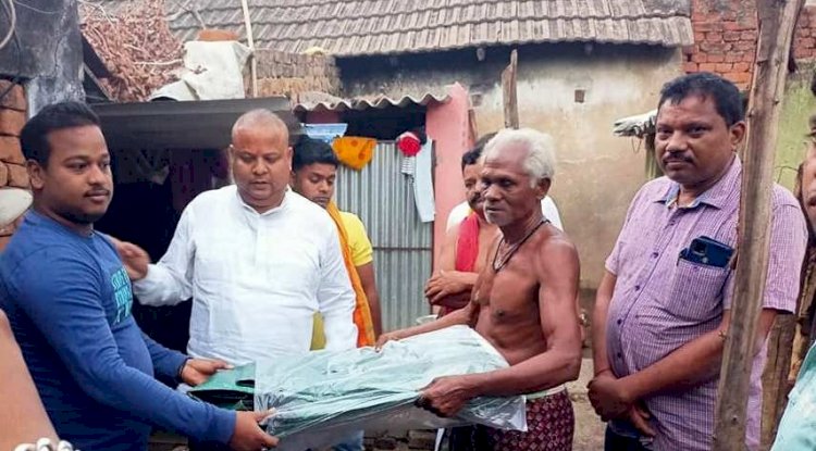 अग्नि पीड़ित परिवार को मिली सहायता 