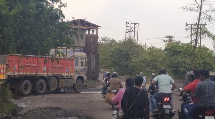 जर्जर सड़क की सुध लेने वाला कोई नहीं