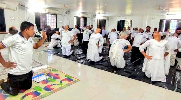 अदालत परिसर में मना योग दिवस 
