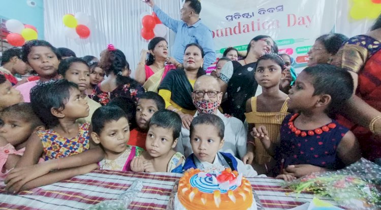 अनाथ बच्चों ने मनाया सामुहिक जन्मदिन 
