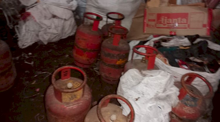 गैरकानूनी तरीके से बिक रही सिलेंडर जब्त 