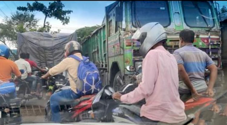दुर्घटनाओ का कारण बनती जा रही है सड़क 