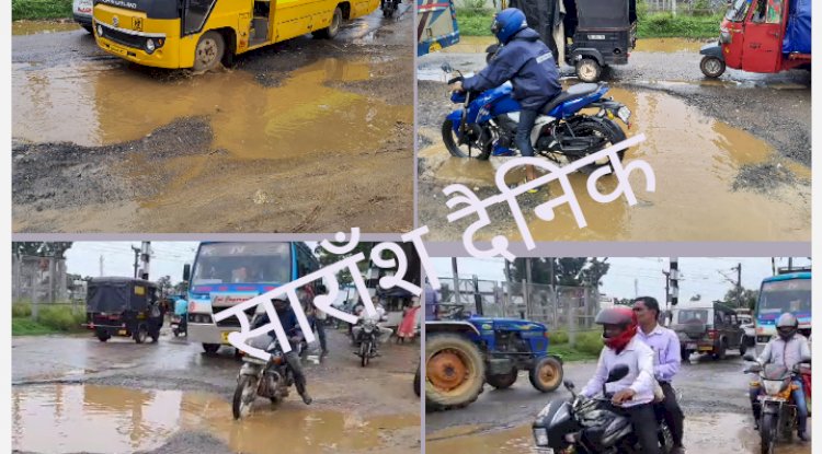 दुर्घटना का कारण बनती सड़क के गड्ढे़ 