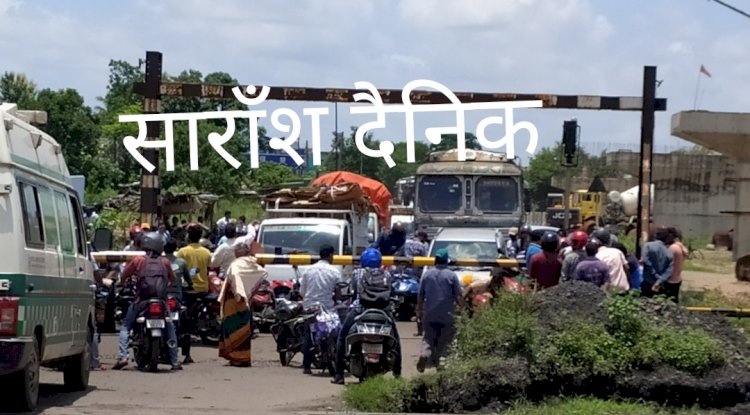फाटक में घंटो अटकी रही एंबुलेंस 