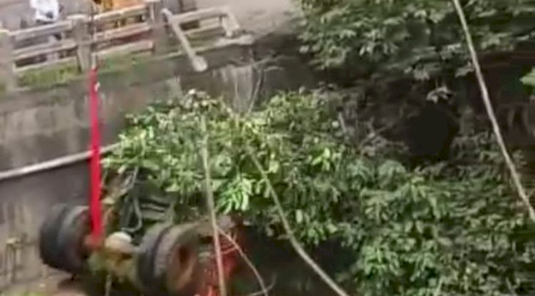 40 फीट नहर में गिरी ट्रक  को निकालने  गई क्रेन भी नीचे भी गिरी
